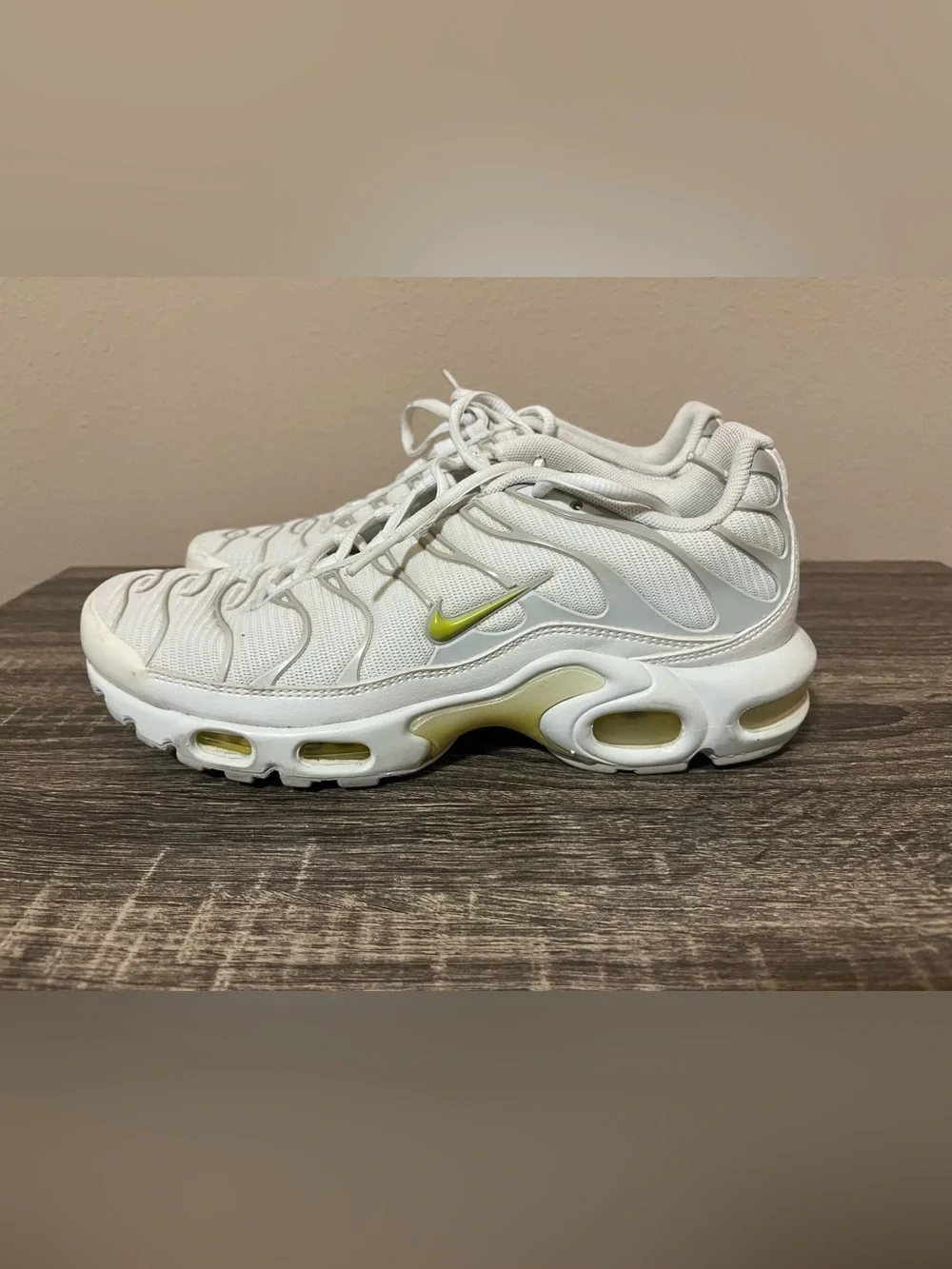 Nike Air Max Plus TN SE White Athletic Shoes Women 9.5